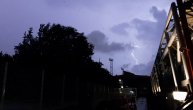 Novo nevreme u Beogradu! Munje "seku" nebo, grad pada i na severu Srbije