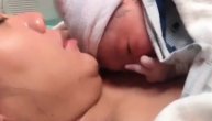 Beba odmah nakon rođenja pokazala srednji prst tati dok joj je pevao uspavanku