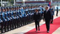 Crveni tepih, garda, himna i plotuni: Svečani doček za Makrona isped Palate "Srbija"