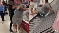 Druga bacio na traku za preuzimanje prtljaga- zamalo da odleti