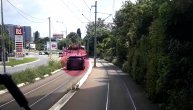 Snimljen opasni crni automobil koji bahato u suprotnom smeru vozi tramvajskim šinama Beogradom