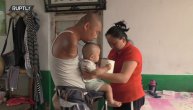 Srce će vam pući od nežnosti: Otac bez ruku 24 sata dnevno savršeno brine o sinčiću