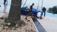 Soraja vozila u previsokim štiklama, pa joj skupoceni auto upao u bazen