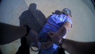 Zbog neispravnog auta saobraćajni policajac brutalno uhapsio babu