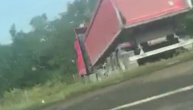 Kamionu pukla guma na auto-putu, napravila se nesnosna gužva