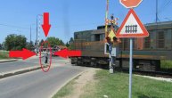 Mašinovođa izašao iz lokomotive kako bi zaštitio vozače automobila