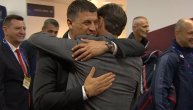Zagrljaj Miloja i Kovača pred utakmicu