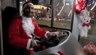 Vozač Ljuba obučen kao Deda Mraz delio čokoladice putnicima 35-ice: Pomagale su mu lepe Seka Mrazice