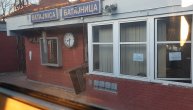 Migranti zaposeli zgradu železničke stanice Batajnica