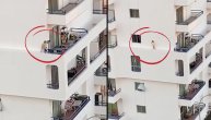 Zastrašujući snimak: Dete šeta po ivici simsa na petom spratu dok se majka tuširala