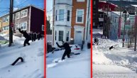 Sneg zatrpao Kanadu, snouborderi i skijaši jezde ulicama