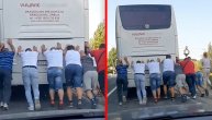 Putnici guraju autobus koji se pokvario nasred Ibarske