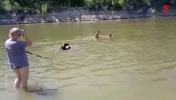 Žena izvela na kupalište medveda na povocu, kupači je nemo gledali