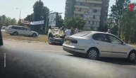 Auto se prevrnuo na krov od siline udarca