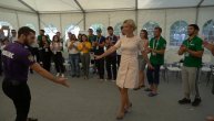 Marija Maša Zaharova pleše tradicionalni ruski ples