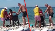 Spasilac svakog dana pomaže mladiću u kolicima da se okupa u moru