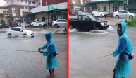 Dojadile mu kiša i poplava, pa došao da peca na ulici