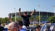 Kineski policajac se popeo stub i vodi navijanje Srba dok pevaju "Igraj i pobedi"