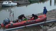 Telo poginulog repera i dalje u čamcu, prijatelji prekrivaju telo