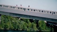 Visokorizična igra: Tri tinejdžera snimljena kako sa voza u pokretu skaču u Dunav