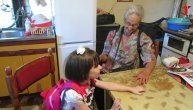 Šestogodišnja Nađa živi sa babom i dedom u udžerici i ne zna šta znači "normalan život"