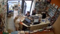 Čovek ušao u apoteku, onjušio par klompi i onda pobegao sa njima