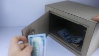 Tvrdi da je napravio neprobojni sef od kartona, al' mu niko ne veruje