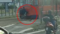 Snimljena deca koja su se zakačila za tramvaj i tako se voze Beogradom
