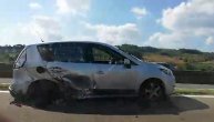 Udes na auto-putu, delovi automobila rasuti na sve strane