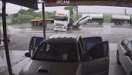 Stravičan sudar šlepera i automobila! Ovo je sav užas mokrog kolovoza