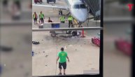 Potpuni haos na aerodromu! Transportno vozilo se otelo kontroli