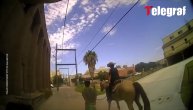 Američka policija objavila snimak u kojem njeni pripadnici na povocu vode čoveka