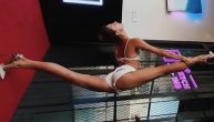 Predugim seksi nogama ruši sve pred sobom na Instagramu čak i dok vežba
