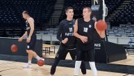 Veličković kao trener školuje mladog centra Partizana i pokazuje mu fore sa basketa