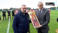 Čelnici Zvezde i "Srpske liste" sa Kosova razmenili poklone pred utakmicu