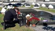 Žarko Laušević pali sveće na grobu Nebojše Glogovca