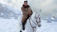 Kim Džong Un na belom konju se probija kroz svetu planinu i smetove