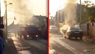 Gori auto na sred ulice u Beogradu