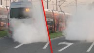 Sramotna scena na Novom Beogradu: Kombi na liniji E1 vozio ispuštajući gust dim