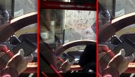 Bahati vozač GSP kucka poruke tokom vožnje