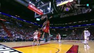 Najbrutalnije zakucavanje u NBA: Posterizovao rivala, pa ga streljao pogledom