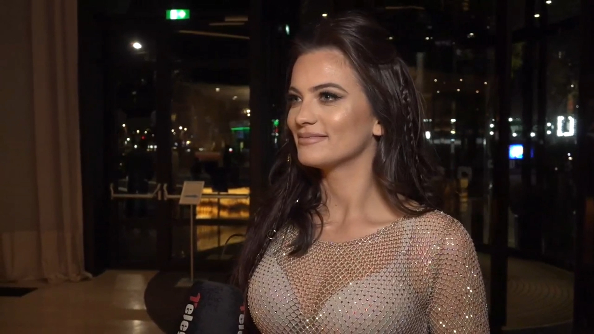 Mili Na Zurku Dosao Sa Suprugom Koja Kida Koliko Je Seksi A Onda Ga Je Prigrlila Prezgodna Pevacica Telegraf Rs