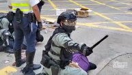 Policajac pucao pravim mecima na demonstranta u Hongkongu
