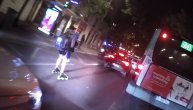 Otac držao dete u naručiju, jurio prometnom ulicom kroz gust saobraćaj i to na rolerima