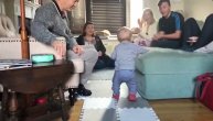 Urnebesna reakcija porodice na bebine prve korake