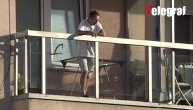 Policajac koji se zaključao u stan, izlazi na terasu i komunicira sa ljudima