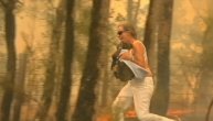 Neverovatan snimak spasavanja koale od požara: Žena skinula odeću i krenula u vatru