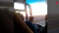 Vozač autobusa razgovara i piše poruke tokom vožnje