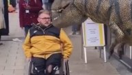 Ludaci u kostimu dinosaurusa divljaju po ulicama i izuvaju ljude od straha