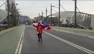Devojka pokušala da pređe iz severnog u južni deo Kosovke Mitrovice sa srpskom zastavom